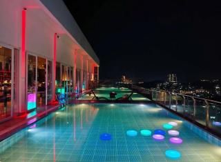 studio with a swimming pool - 4