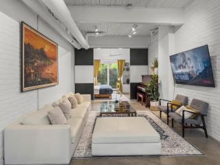 Sunlit 2-Bedroom Loft with Rooftop Deck & Parking - 0