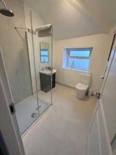 2 Bed Apartment with Harbour Views Apt 3 - 4