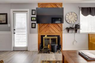 Pool Days and Gatlinburg Fun! Family Mtn Retreat - 4