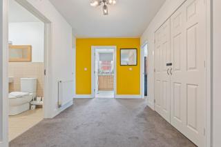 St George Court, Spacious 2BR Apartments, City Centre, Self Check In, Parking, By DerBnB - 3