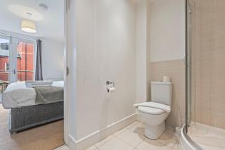 St George Court, Spacious 2BR Apartments, City Centre, Self Check In, Parking, By DerBnB - 4