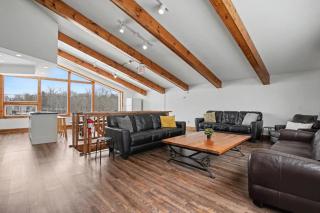 Birch View- Balcony-Backyard-Parking-Sauna-Sleeps 20 - 9