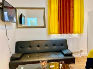 London Studio Apartments, Private Bathroom, Kitchenette, Parking, NP4 - 6