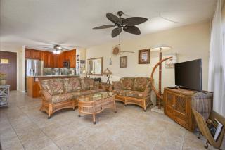 Top Floor Oceanfront Condominium in Kailua-Kona - 9