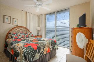 Top Floor Oceanfront Condominium in Kailua-Kona - 1