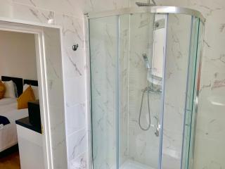 London Studio Apartments, Private Bathroom, Kitchenette, Parking, NP2 - 4