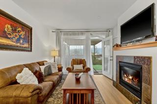 Lakeside luxury with hot tub and pool - 7