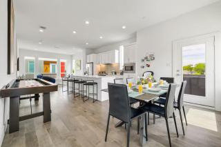 Designer Dallas Home Rooftop Kid Friendly Stay - 7