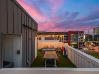 Designer Dallas Home Rooftop Kid Friendly Stay - 5