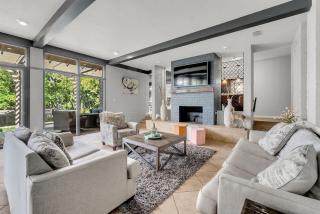 Luxe Austin Retreat Pool & Yard Sleeps 20 - 9