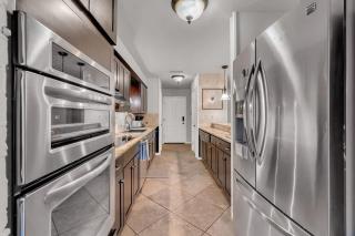 Luxe Austin Retreat Pool & Yard Sleeps 20 - 4