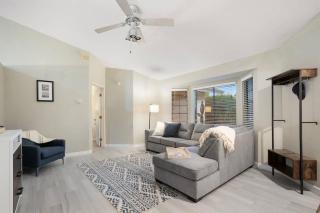 Sparkling Pool Grill Backyard Lounge Oro Valley - 1