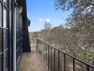 SXSW walk to UT, 2 bedrooms, full kitchen - 4