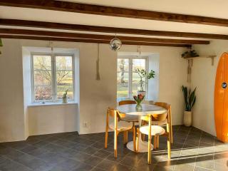 Limestone House With Park-Like Garden In När - 0