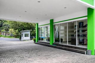 RedDoorz Plus at Jalan Raya Lembang - 3