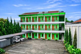 RedDoorz Plus at Jalan Raya Lembang - 1