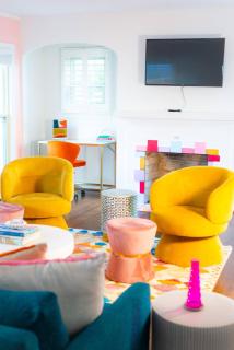 2BR-Dallas Glam Retreat Murals Library & Patio - 2