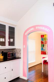 2BR-Dallas Glam Retreat Murals Library & Patio - 4