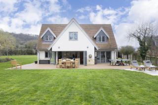 Stunning Detached Countryside Home in Cheltenham - 8
