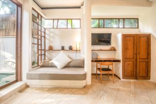 Sleek 2-BR Art Deco Villa, 800m to the Beach - 4