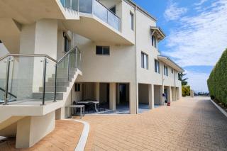 Scarborough Beach Front Resort - Shell Seven - 3