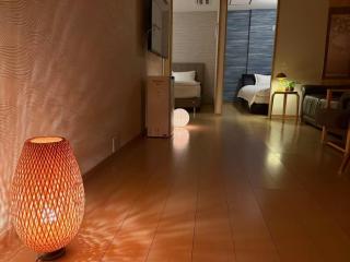 青葉邸 Glowlight 201 - 4-Bedroom Family Suite - 2-Min Walk to Kuromon Market - Near Dotonbori & Glico Sign - 1