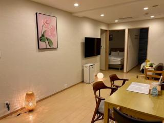 青葉邸 Glowlight 201 - 4-Bedroom Family Suite - 2-Min Walk to Kuromon Market - Near Dotonbori & Glico Sign - 2