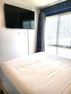 Home on the Bay on Esplanade and Buller St Kingscote-3 people in 2 nights get the 3rd night free - 1