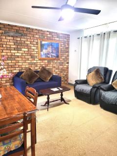 Home on the Bay on Esplanade and Buller St Kingscote-3 people in 2 nights get the 3rd night free - 6