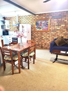 Home on the Bay on Esplanade and Buller St Kingscote-3 people in 2 nights get the 3rd night free - 2
