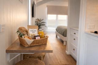 Banjos Cabin Gippsland - Luxury Eco Stay w King Bed & Pond Valley Views - 2