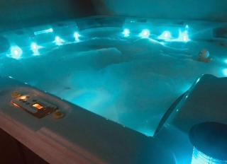 Private Double Bed Bathroom Hydro Pool Part share home with host - 3