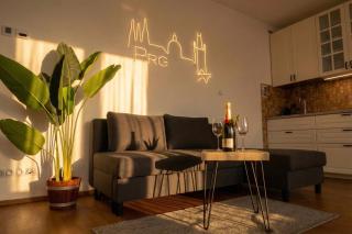 Modern Apartment with Private Jacuzzi & Terrace - Prag - 9