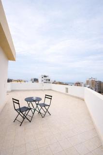 Bright Modern Almadies 2BR 3BA, Balcony, AC, Near Beach - 1
