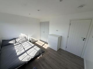 Spacious 4 Bed Canterbury Home Free Parking & Garden - 4