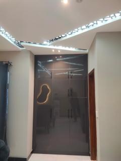 The SkyLounge Modern apt, Near Airport & Motorway with self checkin - 6