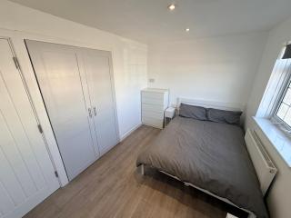 Spacious 4 Bed Canterbury Home Free Parking & Garden - 3