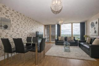 Executive 3-bedroom Apartment at The Vizion - Beautiful Views - City Centre - Free Parking, Communal Garden, Fast Wifi and Self-Check-In by Yoko Property - 2