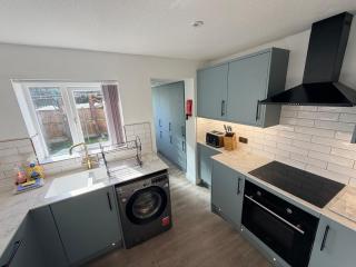 Spacious 4 Bed Canterbury Home Free Parking & Garden - 9