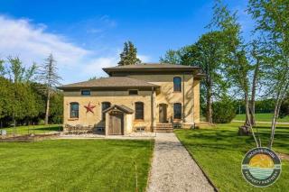 Historic 1868 Farmhouse Kettle Moraine Getaway - 0