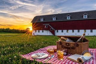 Historic 1868 Farmhouse Kettle Moraine Getaway - 8