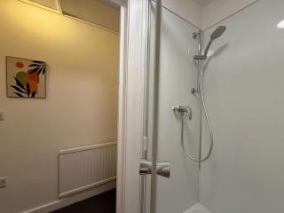 Six-Bedroom House in Gated Community with Free Parking, Sheffield - Ideal for Contractors - Sheffield - 9