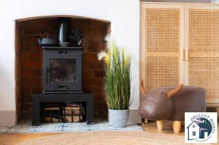 Contractor-Ready 2BR House in Reading, Parking Available - 1