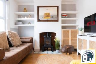 Contractor-Ready 2BR House in Reading, Parking Available - 4