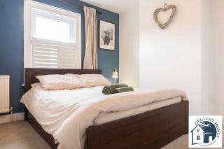 Contractor-Ready 2BR House in Reading, Parking Available - 7