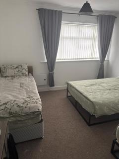 Comfortable 2-Bed Flat Balcony Near Airport - 0