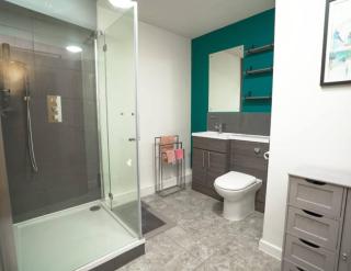 3 bed, 2 bathroom large apartment - 3