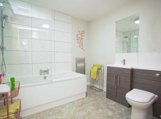 3 bed, 2 bathroom large apartment - 2