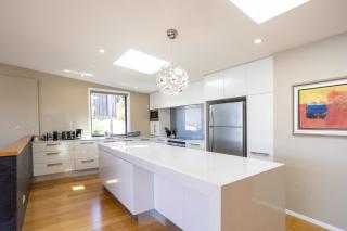 Panoramic Lakeview 4BR Luxury Home - Close to Town - 1